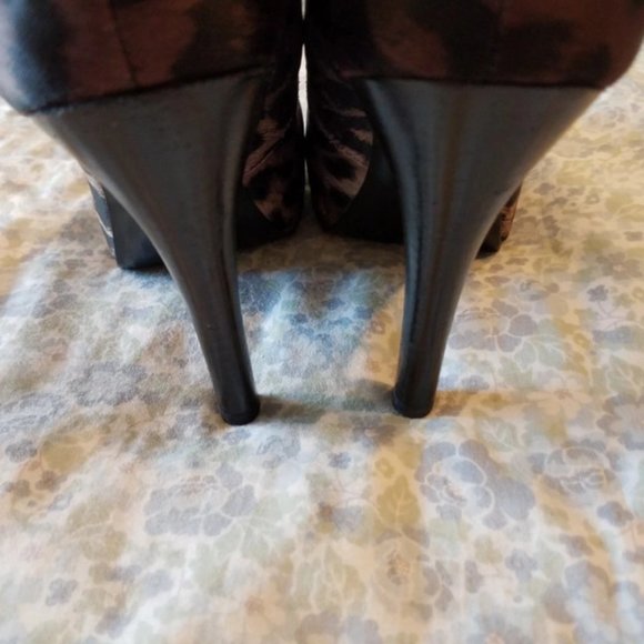 Privilege by Carlos Santana fabric brown leopard pumps - Picture 5 of 6